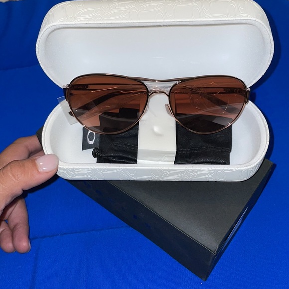 Oakley Caveat Women's Sunglasses - Rose Gold/VR50 Brown Gradient - Picture 3 of 5